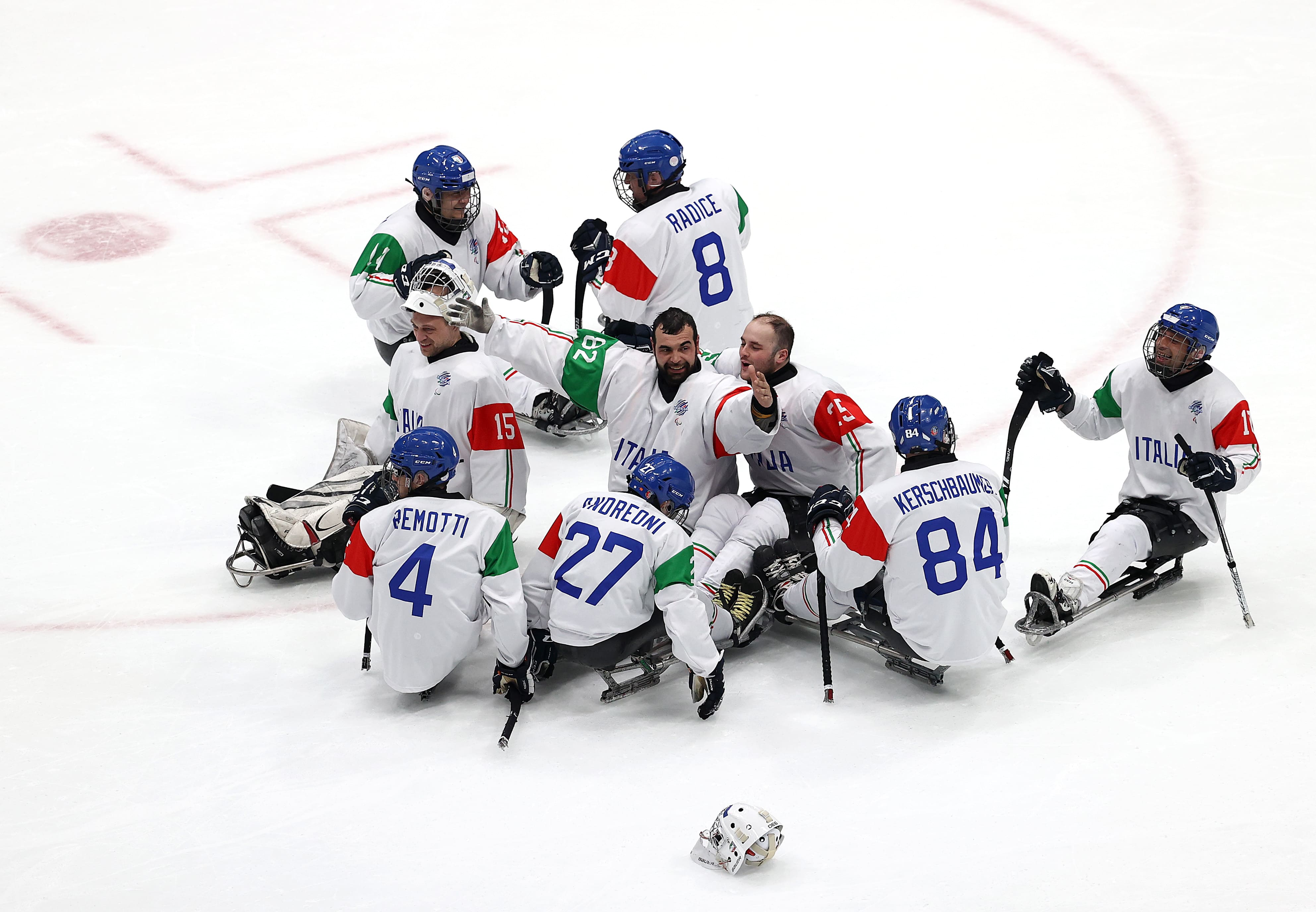 La squadra italiana festeggia dopo aver vinto ai supplementari contro la Repubblica Ceca durante la partita di Para ice hockeyalle Paralimpiadi invernali di Pechino 2022 al National Indoor Stadium l'11 marzo 2022 a Pechino, in Cina. (Foto di Ryan Pierse/Getty Images)