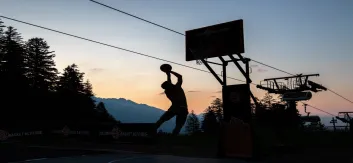 persona che sta lanciano pallone basket