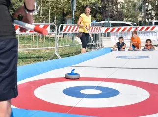 Bambini che giocano all'aperto a curling