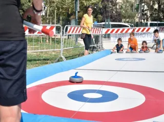 Bambini che giocano all'aperto a curling