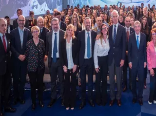 Foto del presidente Bach insieme alla Fondazione