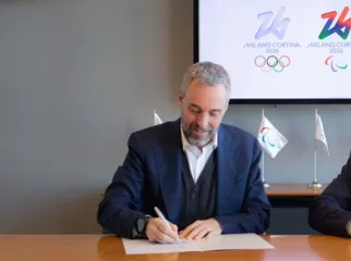 Foto di Andrea Varnier, amministratore delegato di Milano Cortina 2026 e Christof Peer,Direttore tecnico e di produzione di Kässbohrer , mentre firmano