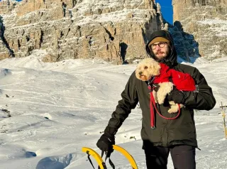 Foto di Chico e Francesco Taverna mentre passeggiano in mezzo alle montagne innevate