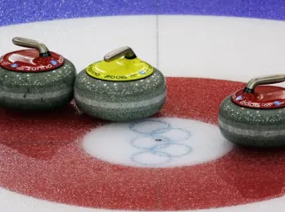 Foto degli attrezzi del curling