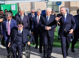 Foto di Mattarella, accompagnato da Andrea Abodi, Luca Pancalli, e Andrea Varnier