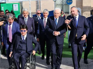 Foto di Mattarella, accompagnato da Andrea Abodi, Luca Pancalli, e Andrea Varnier