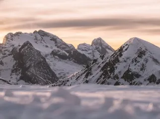 Paesaggio montano al tramonto