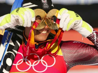 Michaela Dorfmeister con due medaglie olimpiche in mano 