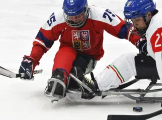 Due atleti paralimpici che stanno giocando una partita di Para ice hockey