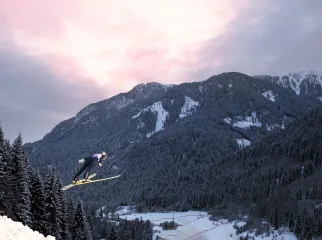 Atleta di ski jumping mentre è in volo