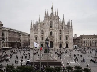 Piazza duomo a Milano vista dall'alto con bandiera delle olimpiadi e paralimpiadi Milano Cortina 2026