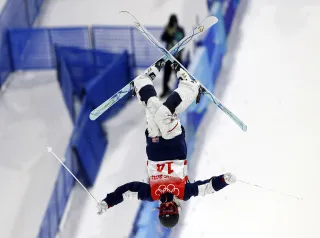 Jakara Anthony del Team Australia esegue una figura durante la sessione di allenamento per le gobbe dello sci freestyle femminile in vista dei Giochi olimpici invernali di Pechino 2022 al Genting Snow Park il 02 febbraio 2022 a Zhangjiakou, Cina. (Foto di Matthias Hangst/Getty Images) 