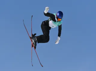 Eileen Gu del Team China esegue una figura durante le qualificazioni del Big Air di sci freestyle femminile nel terzo giorno dei Giochi Olimpici Invernali di Pechino 2022 al Big Air Shougang il 7 febbraio 2022 a Pechino, Cina. (Foto di Justin Setterfield/Getty Images) 