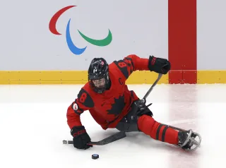 PECHINO, CINA - 11 MARZO: Tyler McGregor #8 del Team Canada controlla il disco nel secondo periodo contro il Team South Korea durante le semifinali di Para Ice Hockey nella settima giornata delle Paralimpiadi invernali di Pechino 2022 al National Indoor Stadium l'11 marzo 2022 a Pechino, Cina. (Foto di Steph Chambers/Getty Images) 