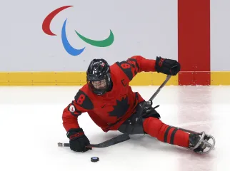 PECHINO, CINA - 11 MARZO: Tyler McGregor #8 del Team Canada controlla il disco nel secondo periodo contro il Team South Korea durante le semifinali di Para Ice Hockey nella settima giornata delle Paralimpiadi invernali di Pechino 2022 al National Indoor Stadium l'11 marzo 2022 a Pechino, Cina. (Foto di Steph Chambers/Getty Images) 