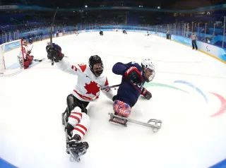 PECHINO, CINA - 13 MARZO: Liam Hickey #23 del Team Canada compete con Brody Roybal #4 del Team United States nel secondo periodo durante la partita della medaglia d'oro di Para Ice Hockey nel nono giorno delle Paralimpiadi invernali di Pechino 2022 al National Indoor Stadium il 13 marzo 2022 a Pechino, Cina. (Foto di Ryan Pierse/Getty Images) 