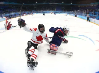 PECHINO, CINA - 13 MARZO: Liam Hickey #23 del Team Canada compete con Brody Roybal #4 del Team United States nel secondo periodo durante la partita della medaglia d'oro di Para Ice Hockey nel nono giorno delle Paralimpiadi invernali di Pechino 2022 al National Indoor Stadium il 13 marzo 2022 a Pechino, Cina. (Foto di Ryan Pierse/Getty Images) 