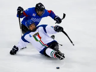 GANGNEUNG, COREA DEL SUD - 17 MARZO: Young Sung Kim della Corea lotta per il disco con Greg Leperdi dell'Italia nella partita per la medaglia di bronzo di hockey su ghiaccio tra Corea e Italia durante l'ottava giornata dei Giochi Paralimpici di PyeongChang 2018 il 17 marzo 2018 a Gangneung, Corea del Sud. (Foto di Buda Mendes/Getty Images) 