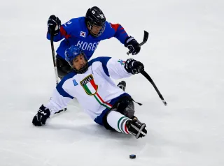 GANGNEUNG, COREA DEL SUD - 17 MARZO: Young Sung Kim della Corea lotta per il disco con Greg Leperdi dell'Italia nella partita per la medaglia di bronzo di hockey su ghiaccio tra Corea e Italia durante l'ottava giornata dei Giochi Paralimpici di PyeongChang 2018 il 17 marzo 2018 a Gangneung, Corea del Sud. (Foto di Buda Mendes/Getty Images) 