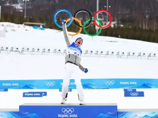 ZHANGJIAKOU, CHINA - FEBRUARY 11: Gold medallist Iivo Niskanen of Team Finland celebrates during the Men's Cross-Country Skiing 15km Classic flower ceremony on Day 7 of Beijing 2022 Winter Olympics at The National Cross-Country Skiing Centre on February 11, 2022 in Zhangjiakou, China. (Photo by Clive Rose/Getty Images)