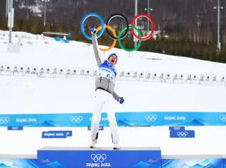 ZHANGJIAKOU, CHINA - FEBRUARY 11: Gold medallist Iivo Niskanen of Team Finland celebrates during the Men's Cross-Country Skiing 15km Classic flower ceremony on Day 7 of Beijing 2022 Winter Olympics at The National Cross-Country Skiing Centre on February 11, 2022 in Zhangjiakou, China. (Photo by Clive Rose/Getty Images)