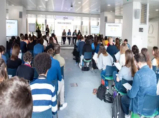 Persone in conferenza stampa