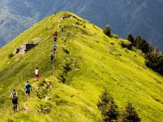 Persone su un monte che praticano skyrunning