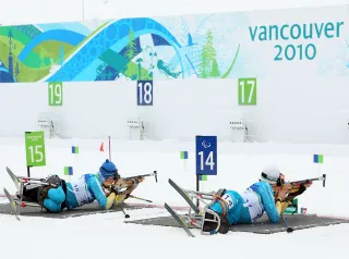 Un momento al poligono durante le competizioni di Para biathlon a Vancouver 2010