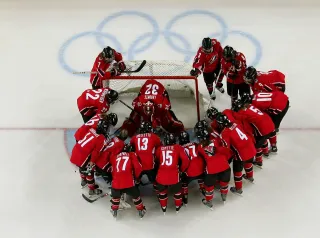 La squadra del Canada riunita attorno al proprio portiere