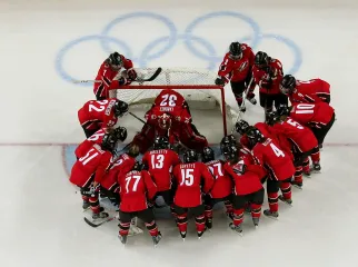 La squadra del Canada riunita attorno al proprio portiere