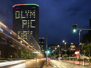 Edificio con luci aperte che formano la scritta Olympic Day