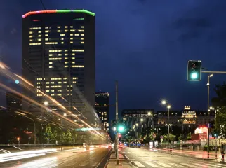 Edificio con luci aperte che formano la scritta Olympic Day