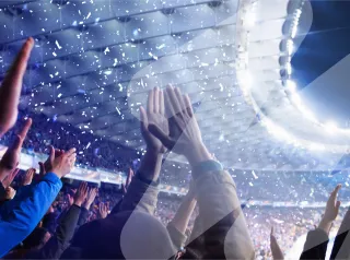 mani in alto di persone in uno stadio