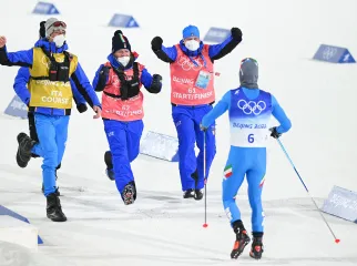 Federico Pellegrino (ITA) riceve le congratulazioni della squadra dopo aver vinto la medaglia d'argento durante la finale della sprint TL maschile di fondo dei Giochi Olimpici Invernali di Pechino 2022. (Foto di Matthias Hangst/Getty Images)