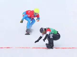 ZHANGJIAKOU, CINA - 12 FEBBRAIO: Lindsey Jacobellis (USA) e Michela Moioli (ITA) tagliano il traguardo durante la finale di snowboard cross mixed nelle Olimpiadi invernali di Pechino 2022 al Genting Snow Park il 12 febbraio 2022 a Zhangjiakou, in Cina. (Foto di Cameron Spencer/Getty Images)