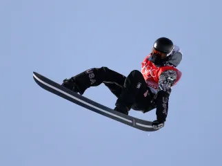 ZHANGJIAKOU, CINA - 11 FEBBRAIO: Shaun White (USA) esegue un trick in allenamento in vista della finale dell'halfpipe di snowboard maschile alle Olimpiadi invernali di Pechino 2022, al Genting Snow Park a Zhangjiakou, in Cina. (Foto di Al Bello/Getty Images)