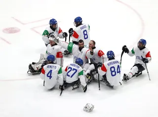 La squadra italiana festeggia dopo aver vinto ai supplementari contro la Repubblica Ceca durante la partita di Para ice hockeyalle Paralimpiadi invernali di Pechino 2022 al National Indoor Stadium l'11 marzo 2022 a Pechino, in Cina. (Foto di Ryan Pierse/Getty Images)