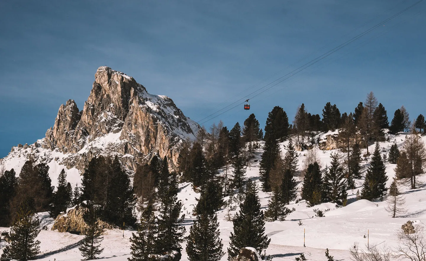 Die Dolomiten mit einer Seilbahn im Vordergrund