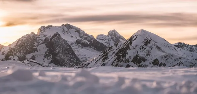 Paesaggio montano al tramonto