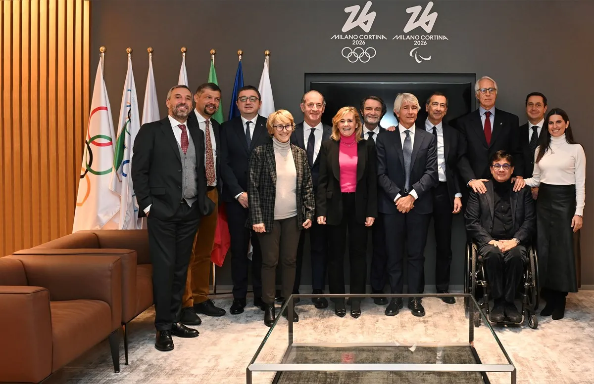 Foto di gruppo con i membri del cda 