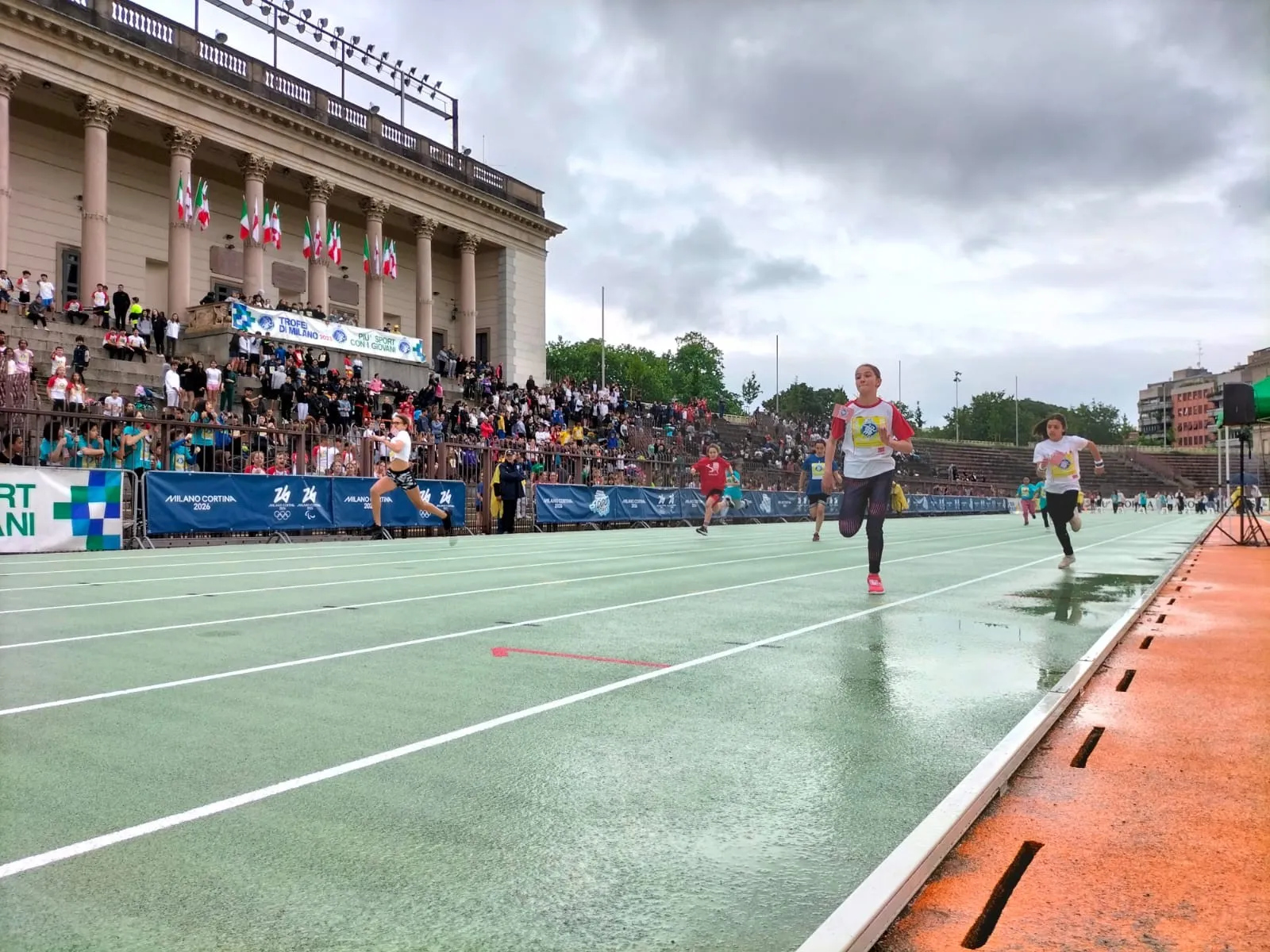 Dei ragazzi che stanno correndo su un campo di atletica