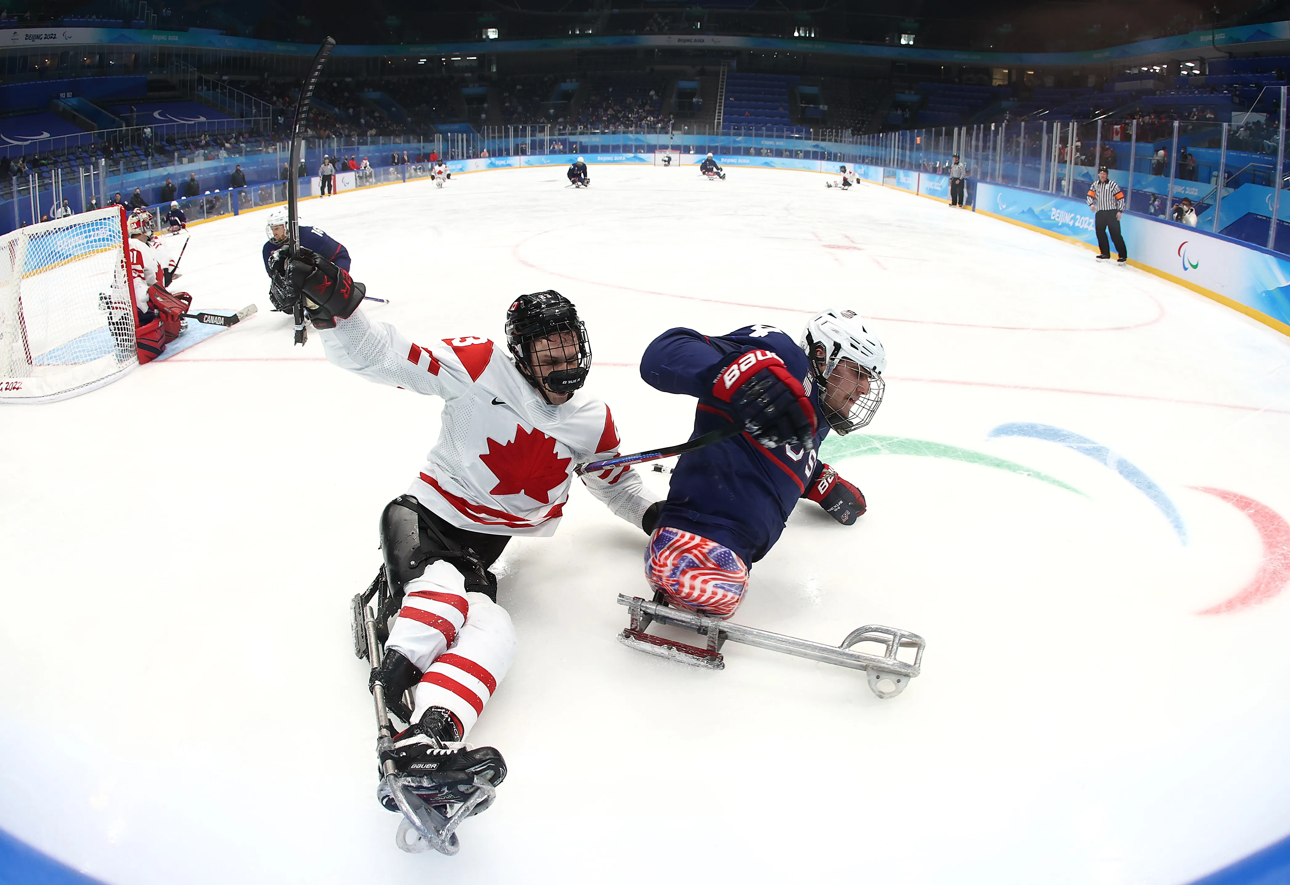 BEIJING, CHINE - 13 MARS : Liam Hickey #23 de l'équipe canadienne se bat avec Brody Roybal #4 de l'équipe américaine pendant la deuxième période du match de la médaille d'or de para hockey sur glace lors de la neuvième journée des Jeux paralympiques d'hiver 2022 de Beijing au National Indoor Stadium le 13 mars 2022 à Beijing, en Chine. (Photo par Ryan Pierse/Getty Images) 